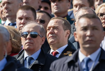 Dmitri Medvédev, vicepresidente del Consejo de Seguridad de la Federación de Rusia, asiste al desfile en la plaza Roja de Moscú.