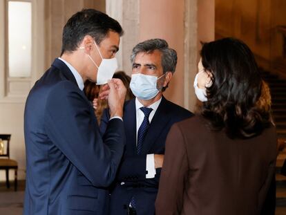 El presidente del Gobierno, Pedro Sánchez (izquierda), conversa con el presidente del Consejo General del Poder Judicial (CGPJ), Carlos Lesmes, y la ministra de Justicia, Pilar Llop, en julio pasado.