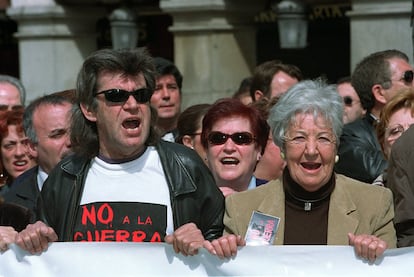 La actriz Asunción Balaguer participa en marzo de 2003 en la concentración convocada por la Unión de Actores ante la sede del Ministerio de Asuntos Exteriores para protestar por la guerra de Irak, en la que participó España con José María Aznar como presidente del Gobierno.