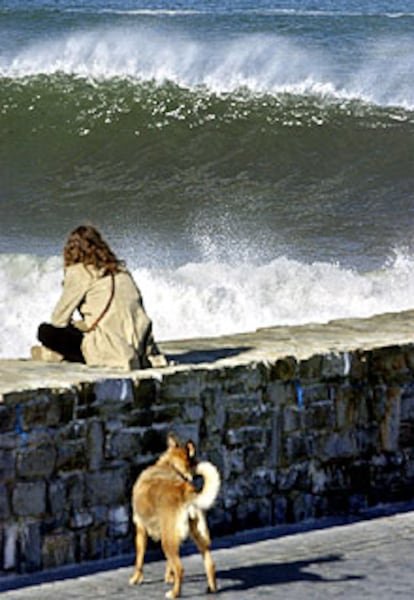 Olas de más de dos metros en la desembocadura del río Urumea en Donosti.