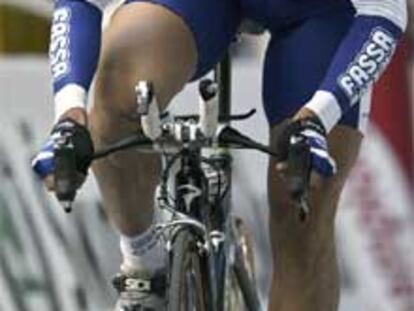 Cancellara atraviesa la línea de meta con el mejor crono de la etapa.