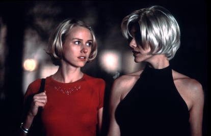 Naomi Watts en 'Mulholland Drive' (2001). En 'Mulholland Drive' la moda es un reflejo de la identidad, o de su ausencia. Betty Elms (Naomi Watts) llega desde Canad a Hollywood vestida en tonos pastel que transmiten inocencia y ambicin idealista, con una recatada chaqueta de punto como prenda que refleja su ingenuidad. En casa, luce pijamas infantiles y una bata rosa, mientras que para su gran audicin elige un atuendo conservador: falda modesta, cuello alto y un collar de perlas.
