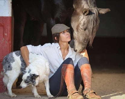 Lea Vicens, acompañada por algunos de sus animales.