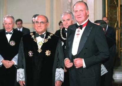 El rey Juan Carlos, ayer, junto al presidente del Tribunal Supremo, Francisco José Hernando.