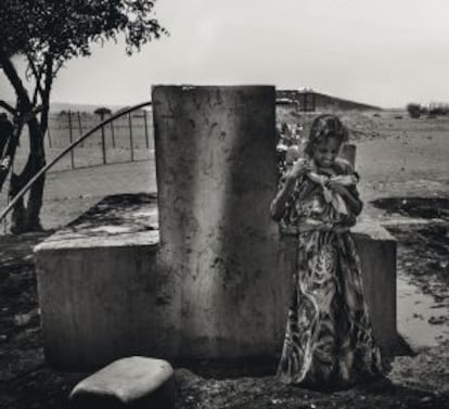 Bidones con agua. En Afar, las mujeres cargan muchas veces en sus espaldas con bidones de hasta 25 litros de agua. De pronto se vislumbra un pozo y una fuente. En algunos, el agua se cobra.