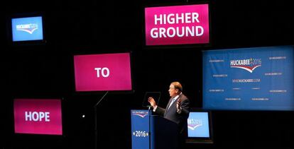 Huckabee en el escenario junto a su eslogan de campaña.