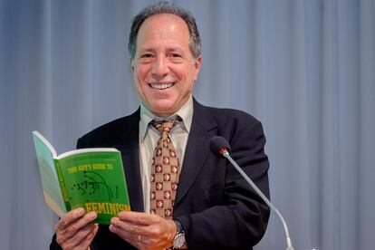 El sociólogo Michael Kimmel con uno de sus libros sobre feminismo y masculinidad.