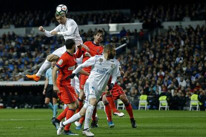 Cristiano Ronaldo salta en el centro del área para marcar el cuarto gol del Real Madrid.