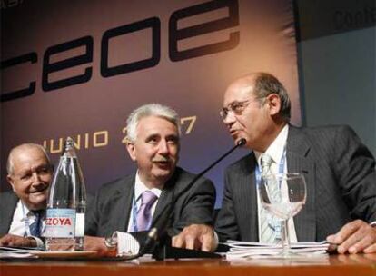 Carlos Pérez de Bricio, Jesús Bárcenas y Gerardo Díaz Ferrán, en una pasada Asamblea General de CEOE.