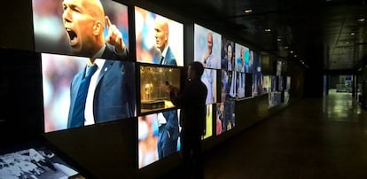 Un seguidor del Real Madrid hace fotos dentro del Estadio.