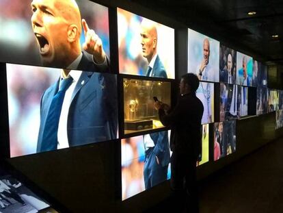 Un seguidor del Real Madrid hace fotos dentro del Estadio.