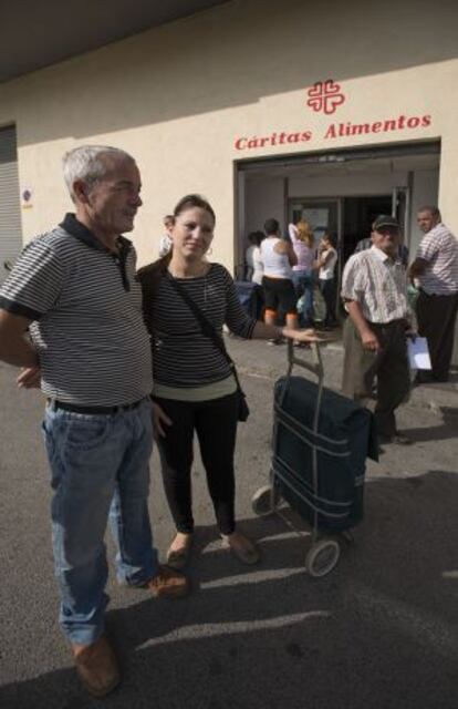 Domingo Cabrero y su hija Sara, a las puertas de Cáritas.