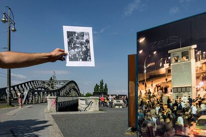 La Plaza 8 de noviembre es uno de los homenajes más recientes que la ciudad de Berlín dedica a la caída del muro. Varias placas a lo largo de la plaza van explicando, hora a hora, cómo fue la última noche con el muro en pie. La instalación desemboca en el puente donde miles de berlineses se reunieron de nuevo tras 28 años separados.