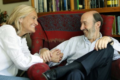 Pilar Goya smiles at her husband, Alfredo Pérez Rubalcaba, during an interview with the Socialist candidate.