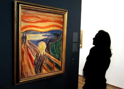 Una visitante observa <i>El grito</i>, de Edvard Munch, en el museo Albertina de Viena.