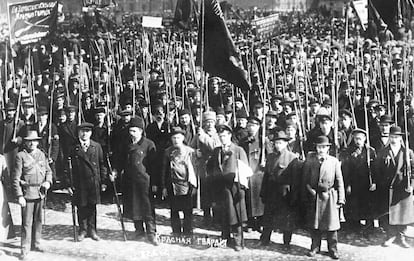 Guardias rojos cerca del cuartel general bolchevique en Petrogrado, durante la guerra civil rusa.