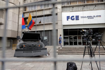 Un vehículo militar se encuentra frente a la Fiscalía General del Estado, tras la desaparición de José Adolfo Macías, alias 'Fito', líder del grupo criminal los Choneros.