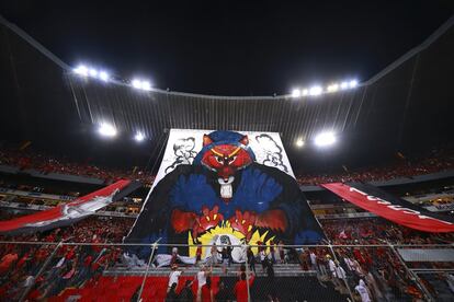 La afición rojinegra presentó un enorme mural en el estadio Jalisco en apoyo a los jugadores.