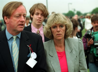 Andrew Parker Bowles y su entonces esposa, Camila, con su hijo, Tom, en una competición de polo el 7 de junio de 1992. 
