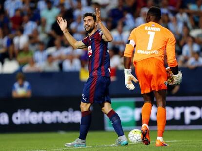Borja Bastón ante Kameni.