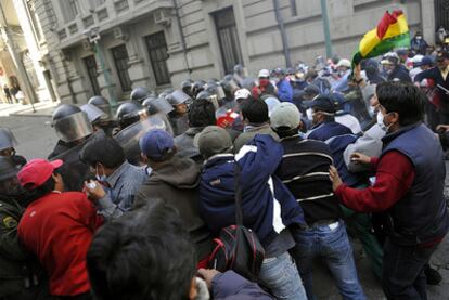 Mestros de la enseñanza pública se enfrentan a la policía durante la manifestación de este jueves por las calles de La Paz.