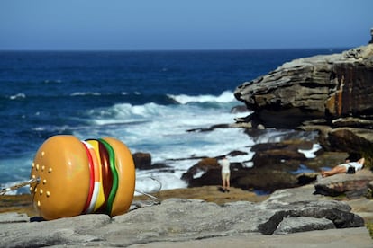 Vista de la escultura de una hamburguesa del artista James Dive.