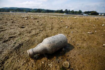 Una botella sobre el cauce seco del río Rin cerca de Bonn (Alemania).