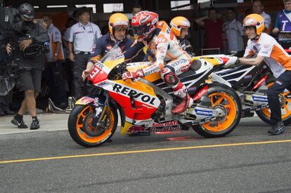 Márquez cambia de moto durante la carrera de MotoGP del Gran Premio de República Checa, el 6 de agosto.