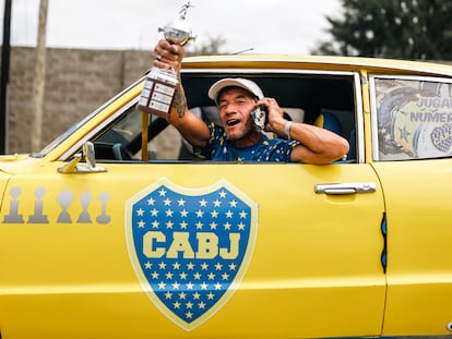 Un aficionado de Boca Juniors acompañaba a su equipo antes del viaje de Buenos Aires a Río de Janeiro, este lunes.