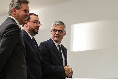 El presidente del Principado de Asturias, Adrián Barbón (2d), y el secretario de Estado de Transportes, Movilidad y Agenda Urbana, David Lucas, en el centro de la imagen.