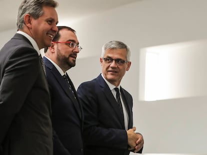 El presidente del Principado de Asturias, Adrián Barbón (2d), y el secretario de Estado de Transportes, Movilidad y Agenda Urbana, David Lucas, en el centro de la imagen.