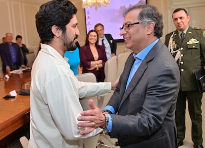 Greg Casar, congresista del Partido Demócrata de EE UU, saluda el presidente de Colombia, Gustavo Petro, en la Casa de Nariño, en agosto de 2023.