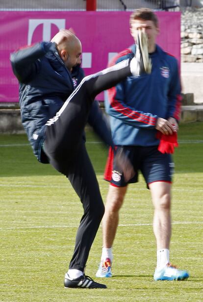 Guardiola da instrucciones a Thomas Mller durante un entrenamiento.