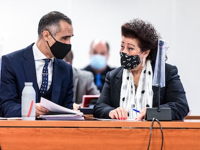 La exdirectora del IVAM, Consuelo Ciscar, junto a su abogado en el juicio por la compra de obras de Gerardo Rueda, este noviembre.
