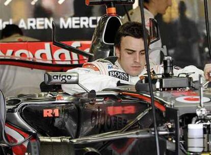 Fernando Alonso, en el momento de subir a su McLaren durante los entrenamientos del GP de Australia.