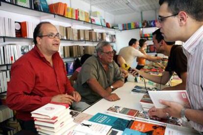 Alí Lmrabet (izquierda) y Raúl Rivero, ayer en la Feria del Libro de Madrid.