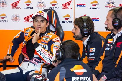 Marc Márquez habla con su equipo durante los entrenamientos oficiales del Gran Premio de Holanda.