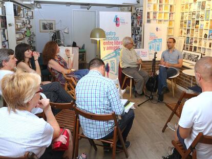 Presentación del libro de Luis Alegre, acompañado por el periodista Juan Cruz, en la librería Rafael Alberti.