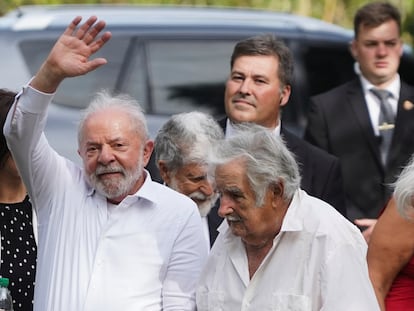 Lula da Silva junto a José Mujica, expresidente de Uruguay, durante una visita a Montevideo, el 25 de enero.