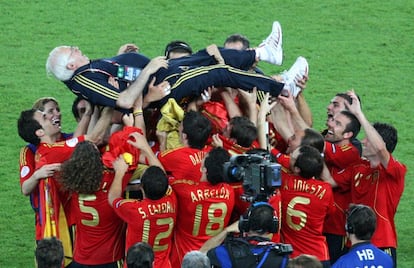 El seleccionador español Luis Aragonés es manteado por sus jugadores al final del partido.
