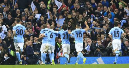 Los jugadores del City celebran el gol ante el PSG.