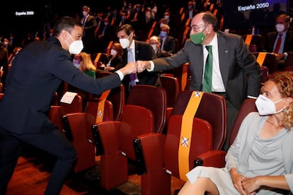 El presidente del Gobierno, Pedro Sánchez (i), saluda al presidente de Iberdrola, Ignacio Sánchez Galán.