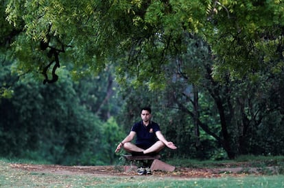 Un hombre hace un ejercicio de yoga en Nueva Delhi (India). "El yoga estimula el sistema inmunológico del cuerpo, así como el sistema respiratorio", ha explicado Modi en un discurso realizado con motivo del Día Internacional del Yoga.