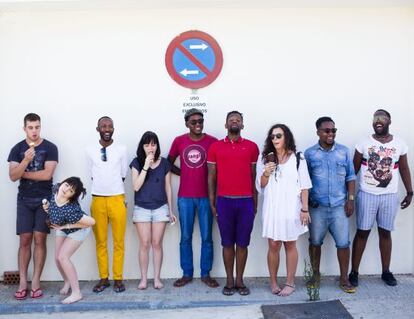 Los integrantes de BCUC y Touchwood se divierten durante una parada en su viaje entre Madrid y Lanuza, sede del festival Pirineos Sur.