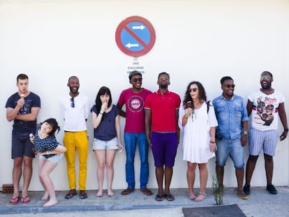 Los integrantes de BCUC y Touchwood se divierten durante una parada en su viaje entre Madrid y Lanuza, sede del festival Pirineos Sur.