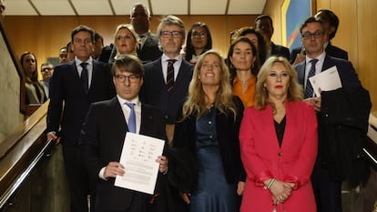 Los 14 consejeros de Hacienda del PP que abandonaron la reunión, el miércoles en la escalera del Ministerio de Hacienda.