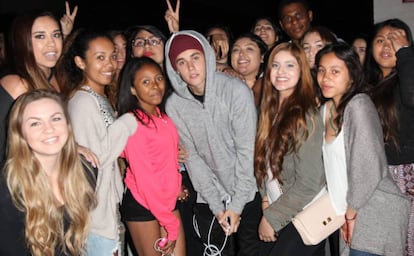 Justin Bieber, en el centro, se fotografia con un grupo de fans en Beverly Hills Beverly Hills en mayo de 2015.