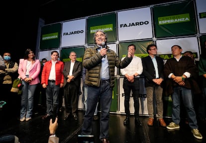 El candidato a la presidencia Sergio Fajardo, rodeado de su equipo de la Coalición Centro Esperanza.