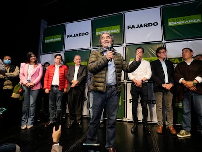 El candidato a la presidencia Sergio Fajardo, rodeado de su equipo de la Coalición Centro Esperanza.
