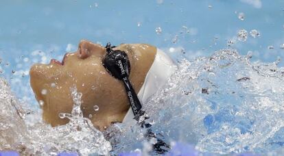 Mireia Belmonte nada espalda durante la final.